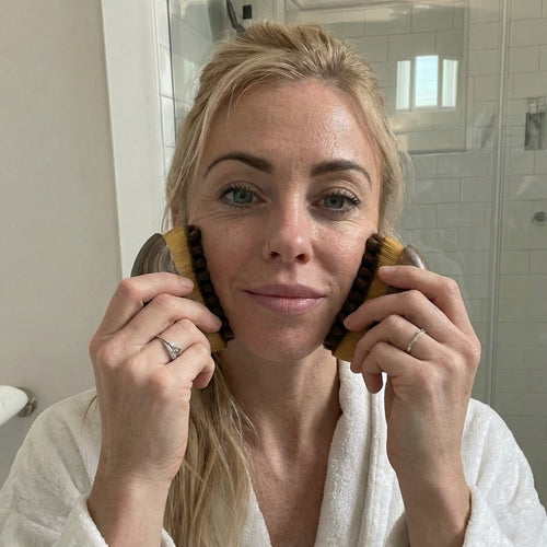 Eazy™ Facial Brush – Firms and De-Puffs the Face